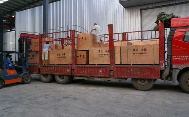 豐源機(jī)械三葉羅茨風(fēng)機(jī)裝箱完畢，裝車發(fā)貨