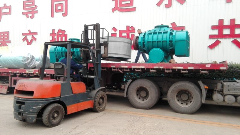 豐源機(jī)械三葉羅茨風(fēng)機(jī)準(zhǔn)備裝車(chē)發(fā)貨