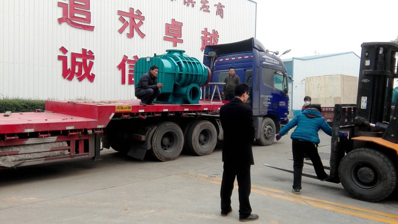 豐源機(jī)械三葉羅茨風(fēng)機(jī)準(zhǔn)備裝車(chē)發(fā)貨