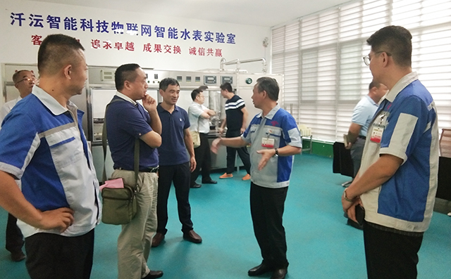 在集團(tuán)董事長景奉國的引領(lǐng)下大家對(duì)公司進(jìn)行了參觀。