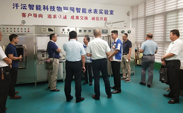 在集團(tuán)董事長景奉國的引領(lǐng)下大家對(duì)公司進(jìn)行了參觀。